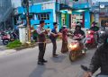 Aksi Humanis Bhabinkamtibmas , Bagikan Takjil Gratis untuk Warga Pondok Gede
