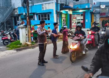 Aksi Humanis Bhabinkamtibmas , Bagikan Takjil Gratis untuk Warga Pondok Gede