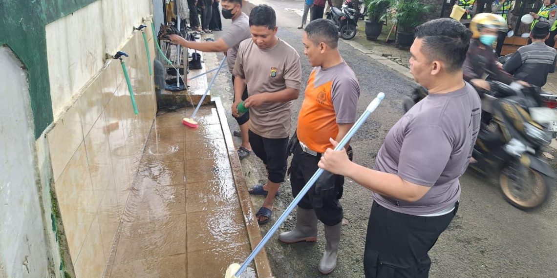 Di Sela Pelayanan, Sat Lantas Polres Tangerang Selatan Gelar Bang Jasri Bersihkan Musholla