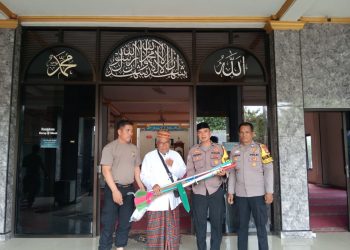 Polsek Jatisampurna Aksi Bersih-Bersih dan Salurkan Alat Kebersihan ke Masjid Attaqwa Lewat Program Bang Jasri