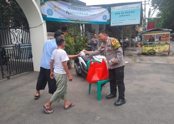 Implementasi Bang Jasri, Bripka Yophi Prima Tebar Takjil di Kp. Buaran Harapan Mulya