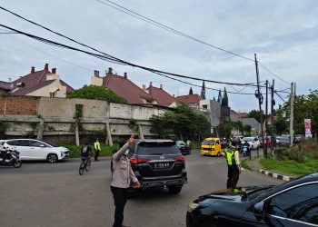 Gatur Lalin Pagi, Binmas Polsek Serpong Pastikan Arus Antar Jemput Sekolah Lancar