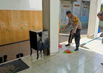 Jaga Kesucian Rumah Ibadah, Polsek Tambelang Turun Langsung Bersihkan Masjid