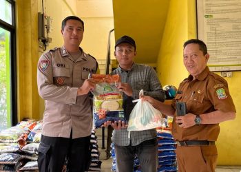 Kawal Penyaluran Sembako Bersubsidi, Bhabinkamtibmas Bripka Oki Pastikan Operasi Pasar di Perwira Tertib