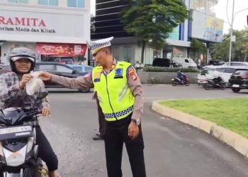 Kepedulian Unit Turjawali Lantas Polres Metro Bekasi Kota Berbagi Takjil Gratis