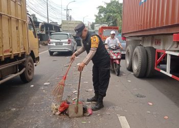 Bhabinkamtibmas Bantargebang Bersama UPTD Memberikan Pelayanan Problem Solving Sampah Berserakan Sepanjang Jalan Raya Narogong