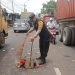 Bhabinkamtibmas Bantargebang Bersama UPTD Memberikan Pelayanan Problem Solving Sampah Berserakan Sepanjang Jalan Raya Narogong