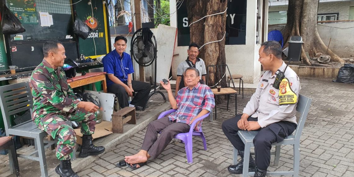 Bhabinkamtibmas Sambang Satpam Komplek di Pasar Baru, Perkuat Kamtibmas Selama Ramadhan