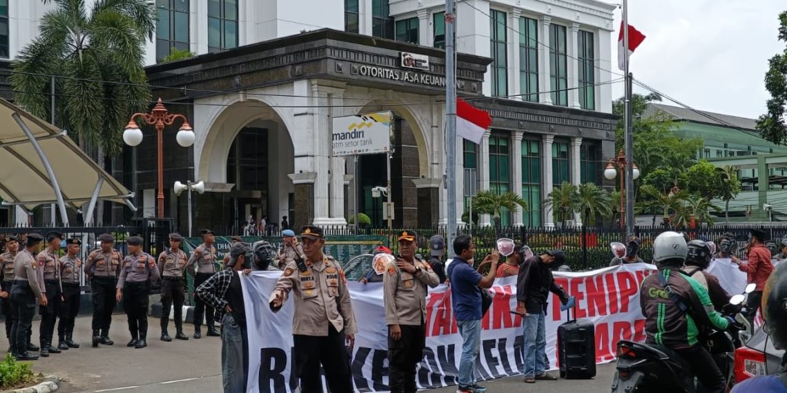 Kapolsek Sawah Besar Pimpin Pelayanan Aksi Unjuk Rasa di Depan Otoritas Jasa Keuangan Sawah Besar