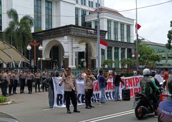 Kapolsek Sawah Besar Pimpin Pelayanan Aksi Unjuk Rasa di Depan Otoritas Jasa Keuangan Sawah Besar