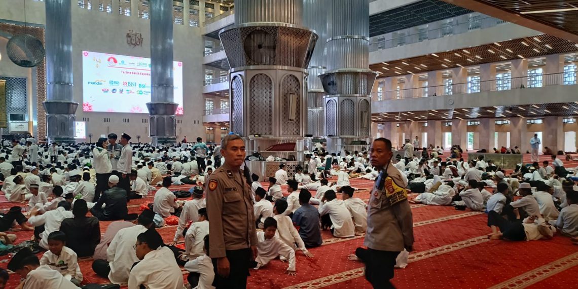 Pelayanan Polri Dalam Buka Puasa 5.000 Anak Yatim di Masjid Istiqlal Berlangsung Kondusif