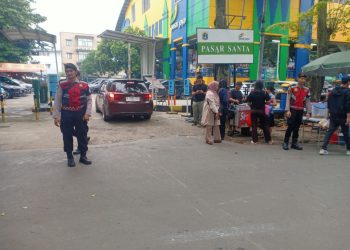Polri Hadir Ciptakan Situasi Kondusif di Tengah Keramaian Warga Berburu Takjil di Pasar Santa