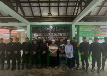 Gegana Brimob PMJ Bersihkan Masjid Al-Magfiroh di Slipi, Wujud Kepedulian Jaga Lingkungan