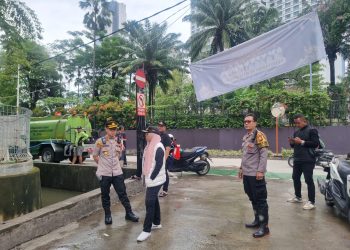 Kapolsek Metro Tanah Abang Monitoring Genangan Air di Permukiman Warga RW 09 Karet Tengsin