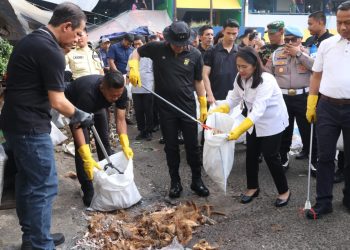 DUKUNG GERAKAN ASRI PRESIDEN PRABOWO, KAPOLDA METRO JAYA DAN PARA MENTERI TURUN GUNUNG BERSIHKAN PASAR KRAMAT JATI