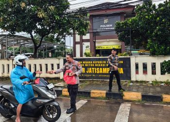 Polsek Jatisampurna Bagikan Takjil Ramadhan kepada Masyarakat dan Berikan Edukasi Tertib Lalu Lintas