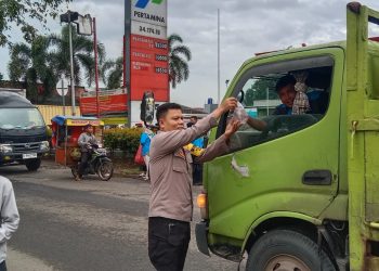 Pembagian Takjil dan Pemantauan Pasar Tumpah Kelurahan Jatiluhur