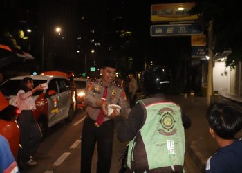 Ramadhan Berkah, Ditpamobvit PMJ Bersama Masyarakat Pecinta Polri Turun ke Jalan Bagikan Sahur