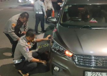 Polisi Humanis, Bantu Pengendara Alami Ban Kempes di Bekasi Timur