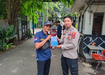 Personel Samapta Polsek Tebet Laksanakan Patroli Dialogis Antisipasi Kejahatan Jelang Lebaran