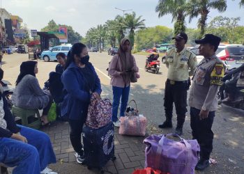 Monitoring Arus Mudik Lebaran, Bhabinkamtibmas Rawabuntu Lakukan Pemantauan di Halte Versailles