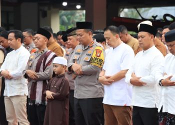 Kapolres Metro Bekasi Kota dan Jajaran Gelar Sholat Idul Fitri 1447 H tahun 2026 di Halaman Mapolres
