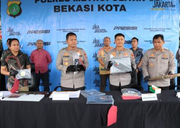 Polres Metro Bekasi Kota Ringkus Pencuri Spesialis ‘Rumsong’ dan 4 Penadah di Jatiasih