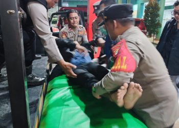 Respons Cepat Polisi, Bantu Evakuasi Warga Pingsan ke Rumah Sakit