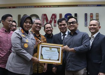 Kapolres Metro Bekasi Terima Penghargaan dari Komisi III DPR RI, Berhasil Tuntaskan Konflik Warga Vasana Neo Vasana
