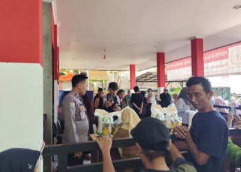 Bhabinkamtibmas Aktif Sambangi Warga, Penyaluran Bantuan Pangan Bulog di Rawabuntu