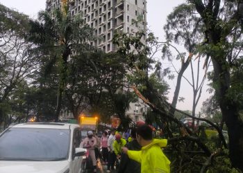 Sigap Hadapi Cuaca Ekstrem, Polsek Kelapa Dua Pastikan Wilayah Tetap Aman dan Kondusif