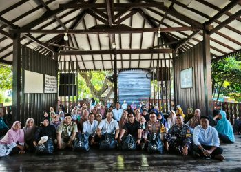 Polsek Kepulauan Seribu Selatan Laksanakan Pengamanan Penyaluran Sembako bagi Warga Dhuafa di Pulau Untung Jawa