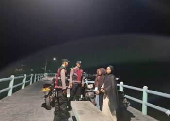 Patroli Malam Gabungan Polsek Kepulauan Seribu Selatan Sosialisasikan Layanan 110 untuk Cegah Gangguan Kamtibmas