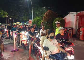 Polsek Cikarang Utara Redam Kepanikan Warga Terkait Isu Kenaikan BBM di SPBU Karang Asih