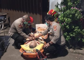 Polisi dan Damkar Evakuasi Warga Sakit dari Lantai Tiga di Pademangan Timur