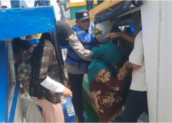 Aksi Cepat Polisi Evakuasi 54 Penumpang KM Ansori Mati Mesin di Perairan Kepulauan Seribu, Semua Selamat
