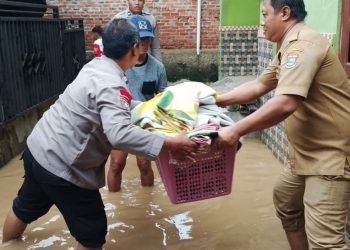 Tim Siaga Bencana Polsek Pagedangan Tanggap Banjir Akibat Luapan Kali Cimanceri di Desa Karang Tengah