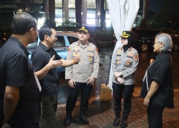 Wakapolres dan Kapolsek Pondok Aren Tinjau Ibadah Paskah, Pastikan Perayaan Berjalan Aman dan Khidmat