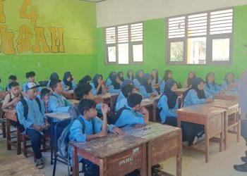 Bhabinkamtibmas Polsek Cibarusah Gelar Police Go To School, Bekali Siswa SMPN 4 Edukasi Kamtibmas dan Pencegahan Kenakalan Remaja