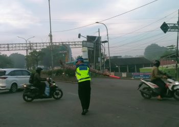 Lalu Lintas Perbatasan Bekasi-Karawang Terpantau Lancar, Unit Lantas Polsek Kedungwaringin Siaga di Pertigaan Bubun