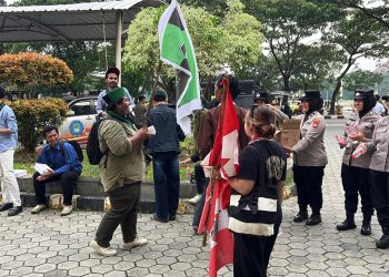 Polwan Polres Metro Bekasi Tunjukkan Aksi Humanis, Bagikan Air Mineral Saat Pengamanan Aksi Aliansi Cipayung Plus