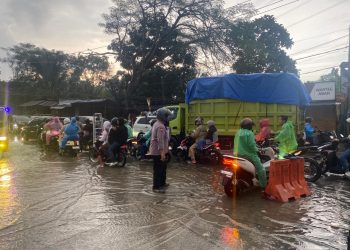 Siaga Banjir dan Cegah Kriminalitas, Bhabinkamtibmas Setu Aktif Monitoring Wilayah