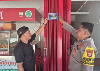 Polsek Muaragembong Gencarkan Sosialisasi Layanan Polisi 110, Pasang Stiker di Wilayah Pantai Jayasakti