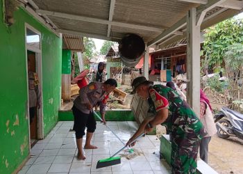 Sinergitas TNI-Polri Wujud Nyata Kepedulian Tempat Ibadah, Polsek Pebayuran dan Koramil 11 Gelar Jumat Bersih di Musholah Al-Amin