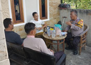 Bhabinkamtibmas Desa Buni Bakti Sosialisasikan Layanan Hotline 110 Polri Saat Sambang Warga