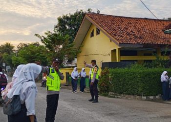 Polisi Sahabat Anak Hadir di Pagi Hari, Bantu Pelajar Menyeberang dengan Aman
