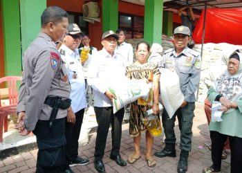 Kawal Ketahanan Pangan, Bhabinkamtibmas Jakamulya Monitoring Penyaluran Ribuan Paket Sembako di Bekasi Selatan