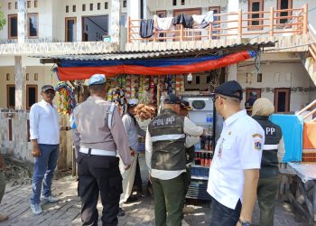 Sinergi Trantibun, Polsek Kepulauan Seribu Utara Ikut Penertiban Makanan dan Minuman Kedaluwarsa di Pulau Harapan