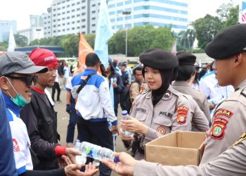 Aksi Penyampaian Pendapat Oleh Buruh DPP FSPMI di Jakpus Kondusif, Polisi Bagikan Roti dan Air Mineral