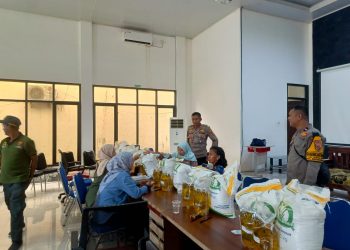 Pastikan Distribusi Lancar, Bhabinkamtibmas Sumurbatu Monitoring Penyaluran Bantuan Pangan Bulog